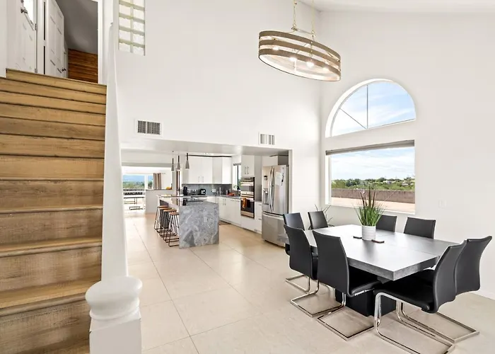 Hill - Scenic W Panoramic Views & Pool Holiday home *